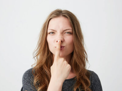 会話中に鼻を触る人の基本心理5つ【男女共通】